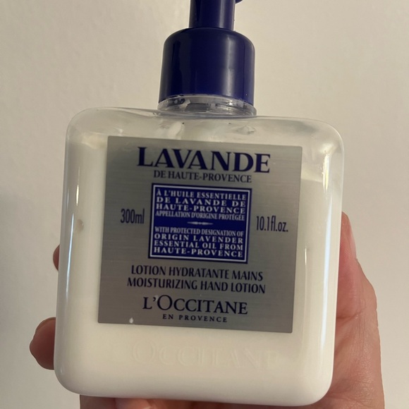 L'OCCITANE Lavande Moisturizing Hand Lotion w/ Pump - Picture 3 of 5